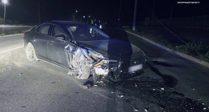 У Запоріжжі пʼяна водійка Mazda не впоралась з керуванням та влетіла в електроопору