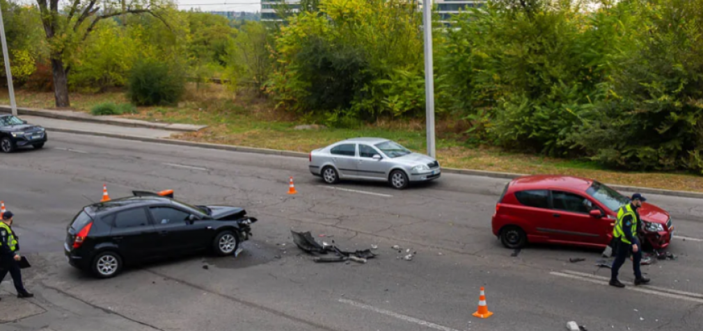 На вулиці Третьої штурмової бригади у Дніпрі зіштовхнулись Hyundai та Chevrolet: деталі