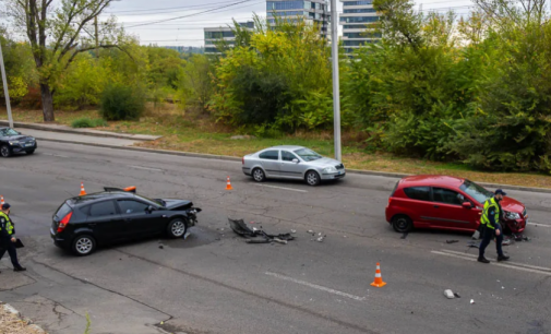 На вулиці Третьої штурмової бригади у Дніпрі зіштовхнулись Hyundai та Chevrolet: деталі