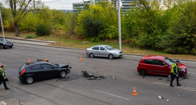 На вулиці Третьої штурмової бригади у Дніпрі зіштовхнулись Hyundai та Chevrolet: деталі