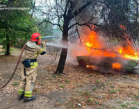 Криворізькі вогнеборці загасили палаючий легковик