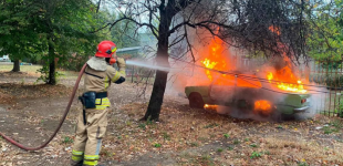 Криворізькі вогнеборці загасили палаючий легковик