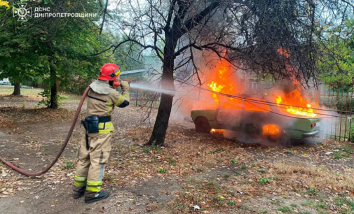 Криворізькі вогнеборці загасили палаючий легковик