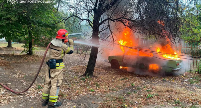 Криворізькі вогнеборці загасили палаючий легковик