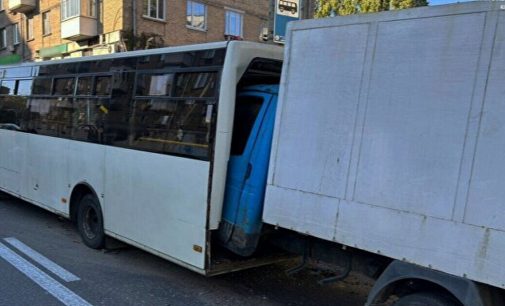 У Києві вантажівка в’їхала в маршрутку, є постраждалі