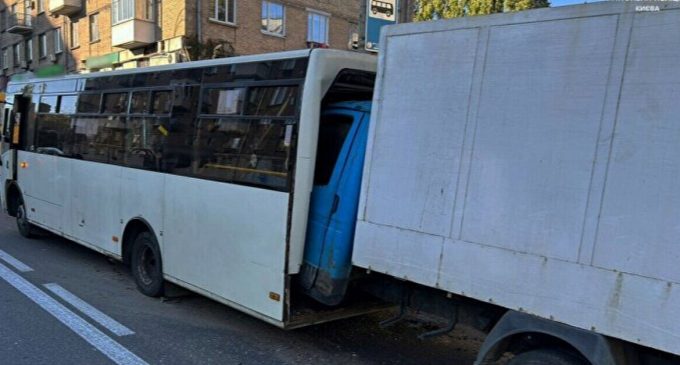 У Києві вантажівка в’їхала в маршрутку, є постраждалі