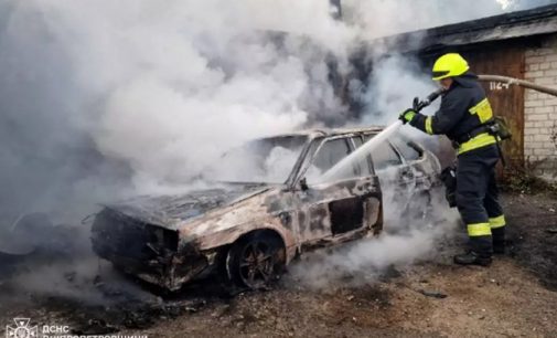 У Дніпрі зайнявся гараж та автомобіль, що стояв поруч