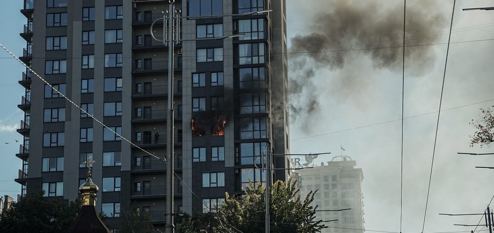 У центрі Києва сталася пожежа у багатоповерхівці: що відомо