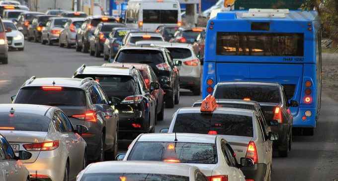 У центрі Києва прорвало водопровід: рух транспорту ускладнено