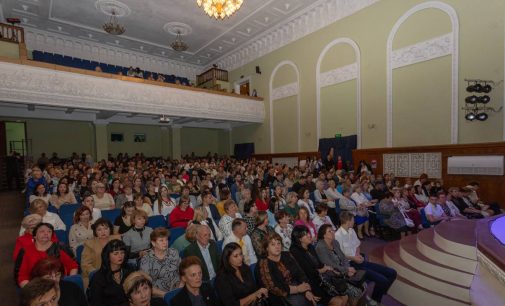 До Дня працівників освіти на новій сцені камʼянського театру Лесі Українки відбувся урочистий захід