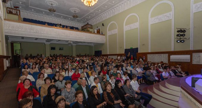 До Дня працівників освіти на новій сцені камʼянського театру Лесі Українки відбувся урочистий захід