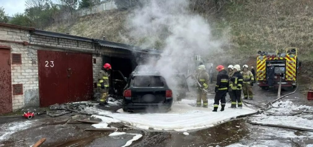 У Запоріжжі зайнявся гараж з автівкою усередині