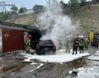 У Запоріжжі зайнявся гараж з автівкою усередині