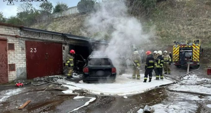 У Запоріжжі зайнявся гараж з автівкою усередині