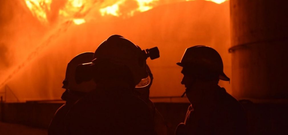 Атака дронів на Київ: в одному з районів сталася пожежа (фото)