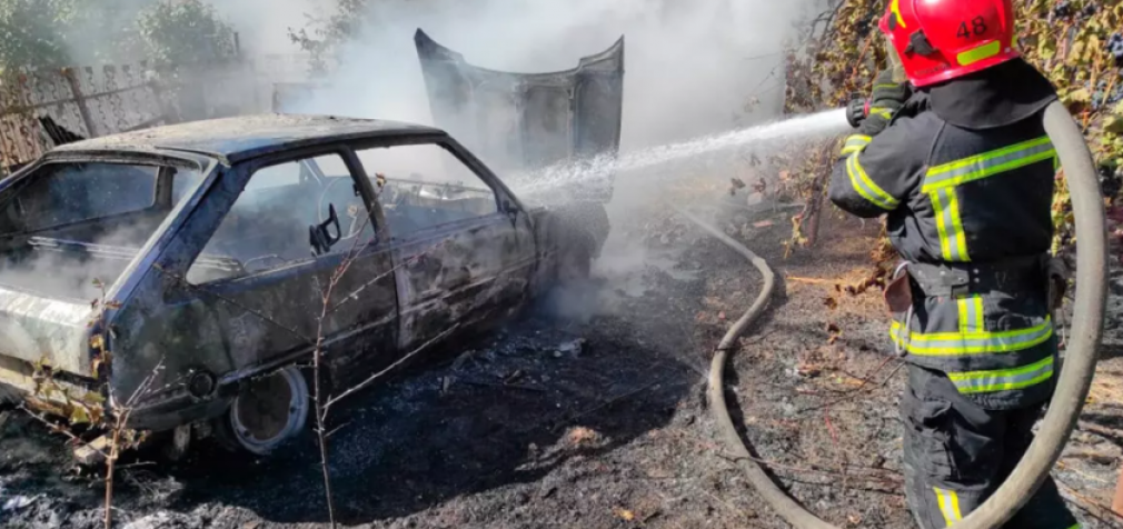 У Синельниківському районі з невідомих причин спалахнув автомобіль «Таврія»