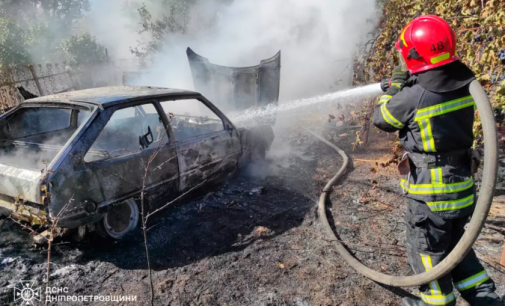 У Синельниківському районі з невідомих причин спалахнув автомобіль «Таврія»