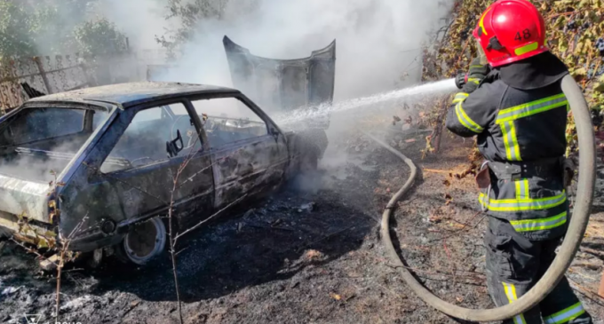 У Синельниківському районі з невідомих причин спалахнув автомобіль «Таврія»