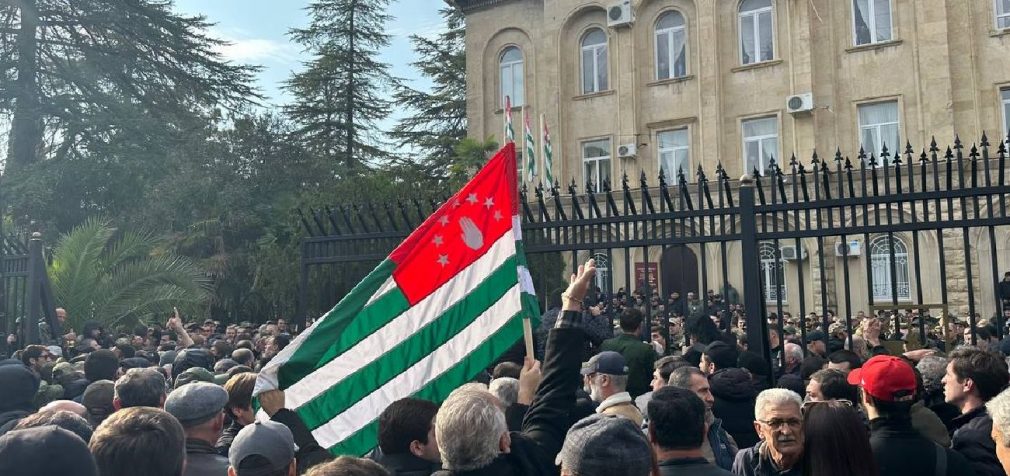 В окупованій Абхазії спалахнули протести через “угоду” з Росією (відео)