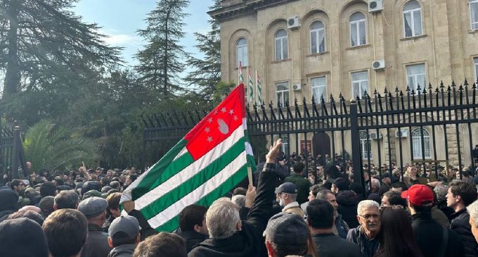 В окупованій Абхазії спалахнули протести через “угоду” з Росією (відео)