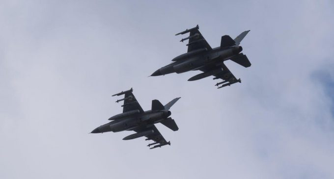 Пілоти F-16 збили 10 повітряних цілей під час масованої атаки РФ, – Зеленський