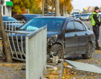 На Слобожанському проспекті у Дніпрі Mitsubishi зніс огорожу та в’їхав у дерево