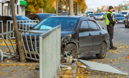 На Слобожанському проспекті у Дніпрі Mitsubishi зніс огорожу та в’їхав у дерево