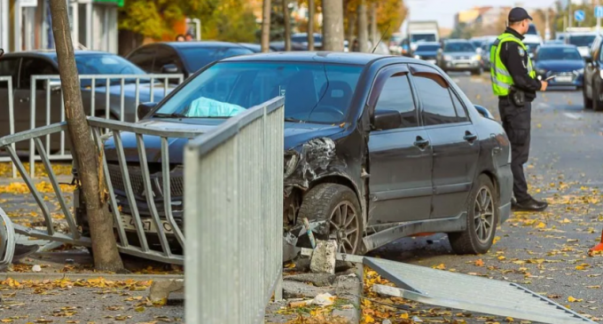 На Слобожанському проспекті у Дніпрі Mitsubishi зніс огорожу та в’їхав у дерево