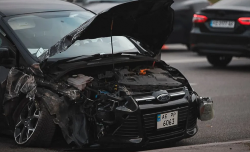 На Набережній Перемоги у Дніпрі Ford зіткнувся з Tesla та врізався в бетонну опору: є постраждалі