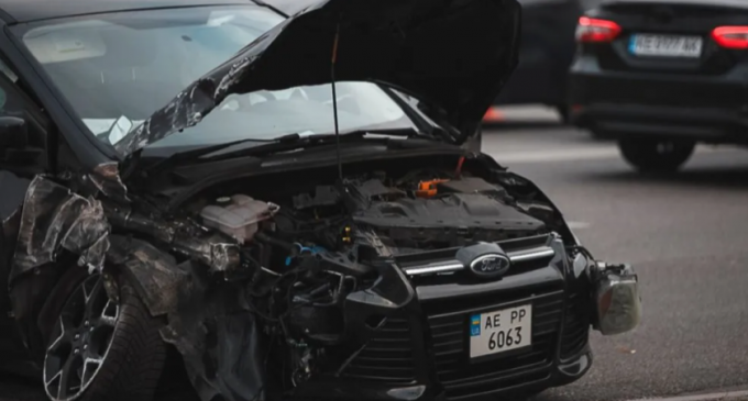 На Набережній Перемоги у Дніпрі Ford зіткнувся з Tesla та врізався в бетонну опору: є постраждалі