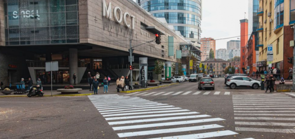 Біля «МОСТ-Сіті» у Дніпрі з’явився перший в місті діагональний пішохідний перехід