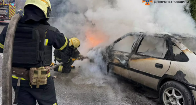 На Сонячній Набережній у Дніпрі на ходу загорівся Opel