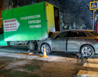 На вулиці Святослава Хороброго у Дніпрі водій Audi влетів під вантажівку: подробиці ДТП