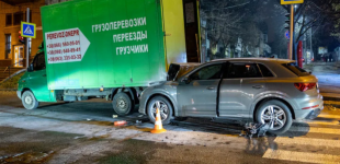 На вулиці Святослава Хороброго у Дніпрі водій Audi влетів під вантажівку: подробиці ДТП