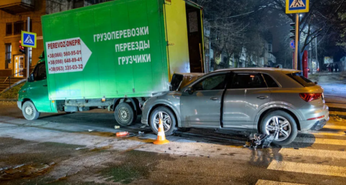 На вулиці Святослава Хороброго у Дніпрі водій Audi влетів під вантажівку: подробиці ДТП