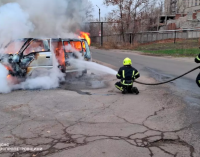 Павлоградські вогнеборці загасили палаючий автомобіль: деталі