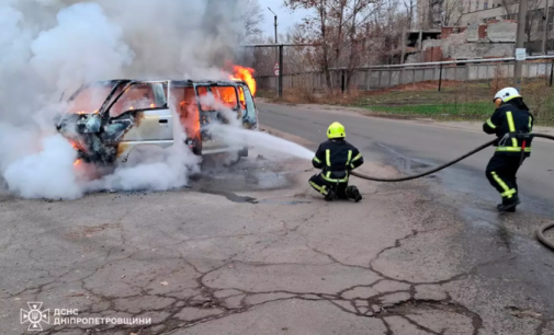 Павлоградські вогнеборці загасили палаючий автомобіль: деталі