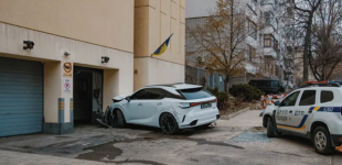 На вулиці Паторжинського у Дніпрі Lexus в’їхав у будинок: подробиці ДТП