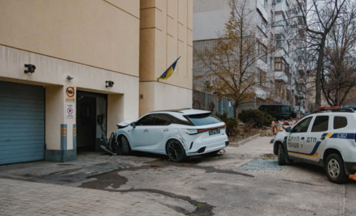 На вулиці Паторжинського у Дніпрі Lexus в’їхав у будинок: подробиці ДТП