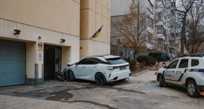 На вулиці Паторжинського у Дніпрі Lexus в’їхав у будинок: подробиці ДТП