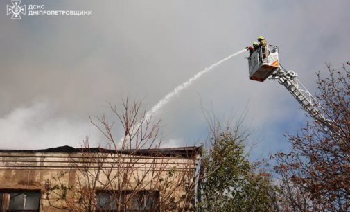 У Дніпрі загасили масштабне займання будівлі, що не експлуатується