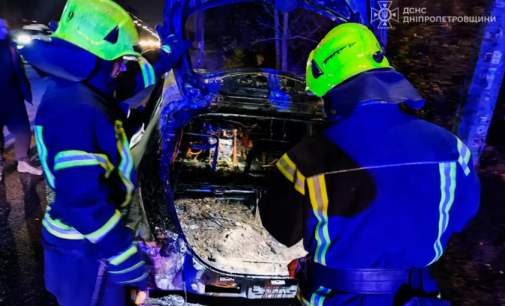 У Кам’янському загасили електромобіль