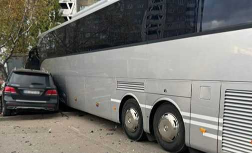 У Києві автобус протаранив кіоск: загинув чоловік
