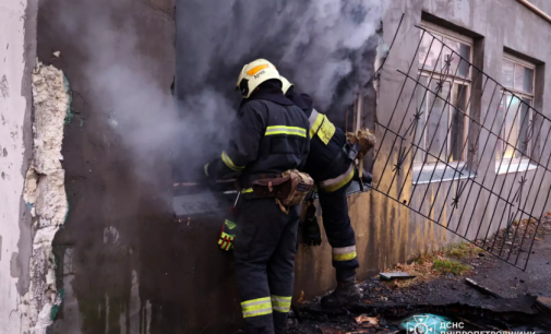 У Дніпрі вогнеборці врятували чоловіка під час пожежі на приватному підприємстві