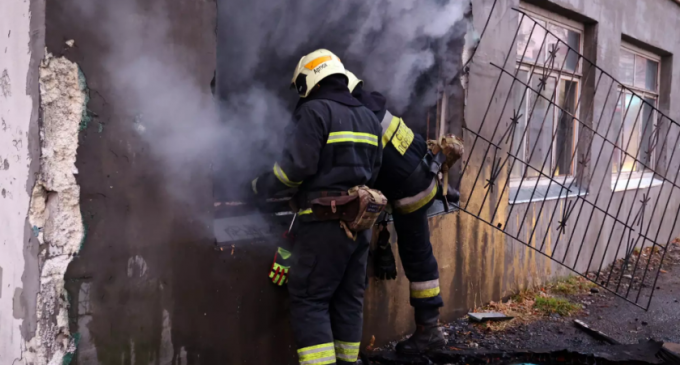 У Дніпрі вогнеборці врятували чоловіка під час пожежі на приватному підприємстві