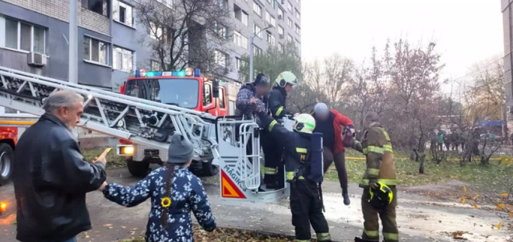 У Дніпрі на Семафорній сталася пожежа: вогнеборці врятували чотирьох осіб, із них 2 дитини