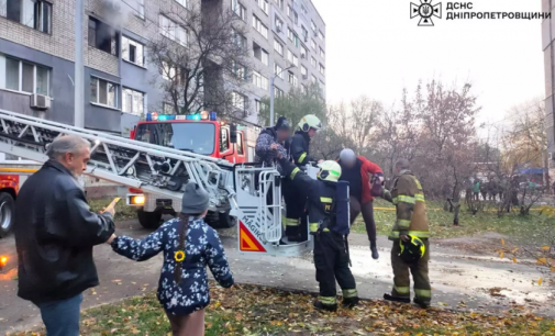 У Дніпрі на Семафорній сталася пожежа: вогнеборці врятували чотирьох осіб, із них 2 дитини