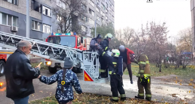 У Дніпрі на Семафорній сталася пожежа: вогнеборці врятували чотирьох осіб, із них 2 дитини