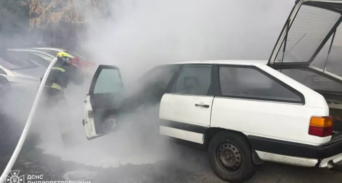 У Дніпрі зайнявся легковий автомобіль