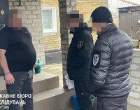 ДБР викрило чиновника військової частини, який змушував військових працювати на свою сім’ю